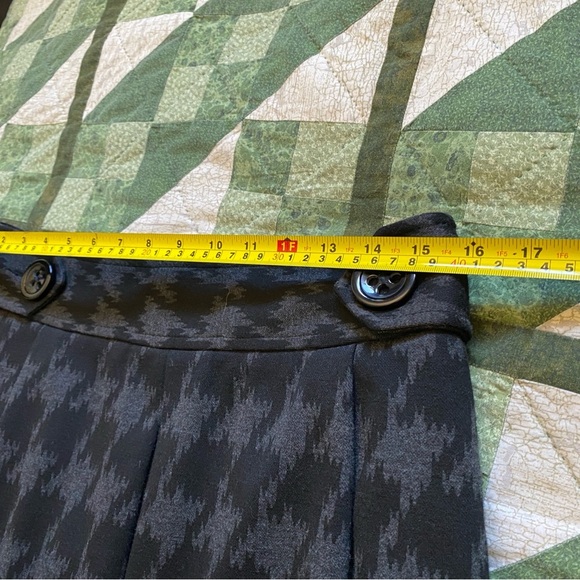 Express Design Studio Pleated Mini Skirt Black Grey Size 10 Button Accent - Picture 9 of 10